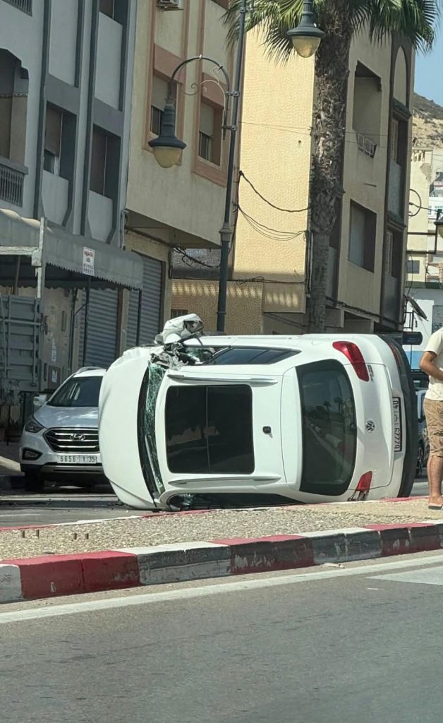 انقلاب سيارة إثر اصطدامها بشاحنة يربك حركة السير بأجدير قرب الحسيمة