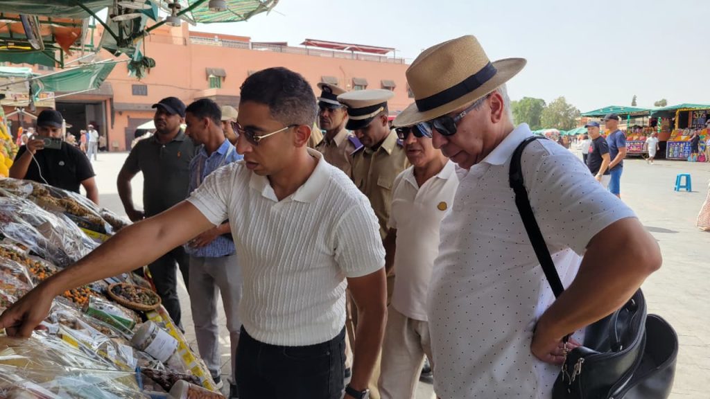 سلطات مراكش توقف نشاط 3 عربات لبيع الليمون بساحة جامع الفنا (صور)