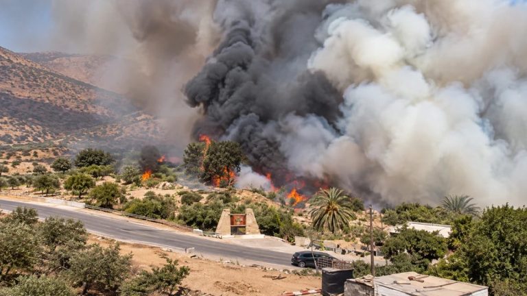 أكادير.. محاصرة حريق مهول بجماعة أقصري أتى على واحة وهدد المنازل