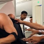 مشاجرة عنيفة بين راكبين داخل طائرة بنغلاديشية (فيديو)