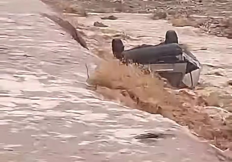 زاكورة.. سيول قوية تجرف سيارة ببوازار وسط تقلبات جوية مفاجئة