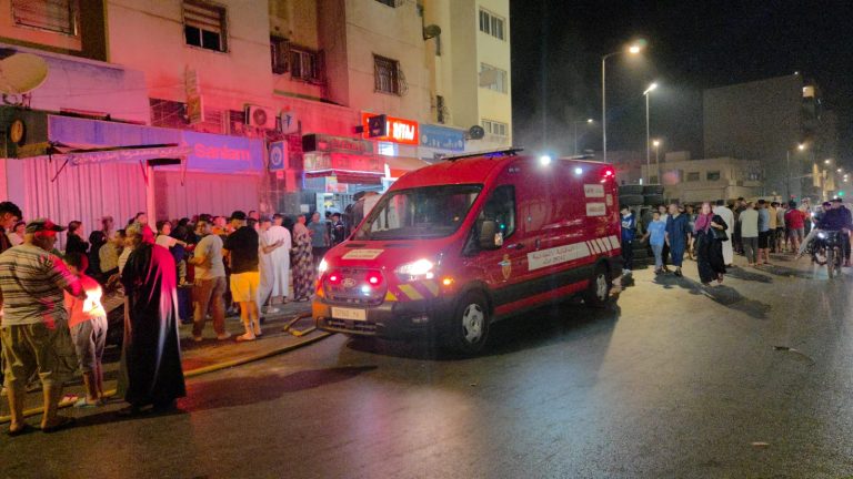 الدار البيضاء.. استنفار بالبرنوصي بعد انقلاب شاحنة محملة بالذرة (صور)