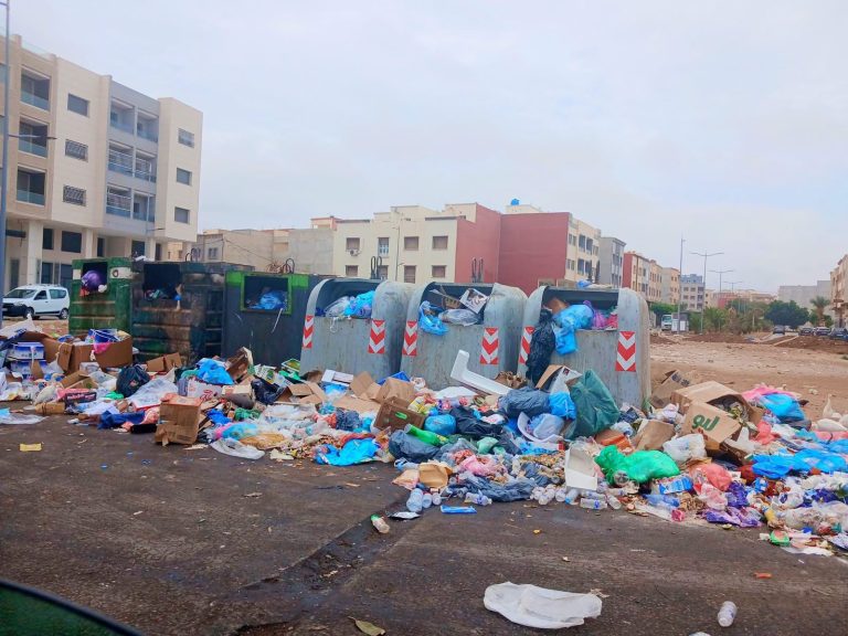 أزمة النفايات تحاصر حي المطار بالناظور الجديد وتثير استياء الساكنة