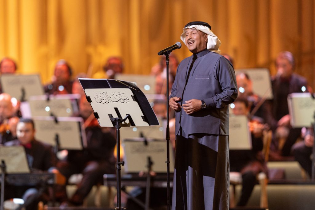 محمد عبده يثير الجدل بتصريحه عن أمنية الغناء مع أم كلثوم في الآخرة
