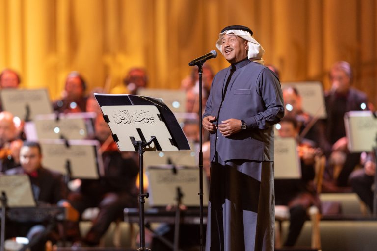 محمد عبده يثير الجدل بتصريحه عن أمنية الغناء مع أم كلثوم في الآخرة