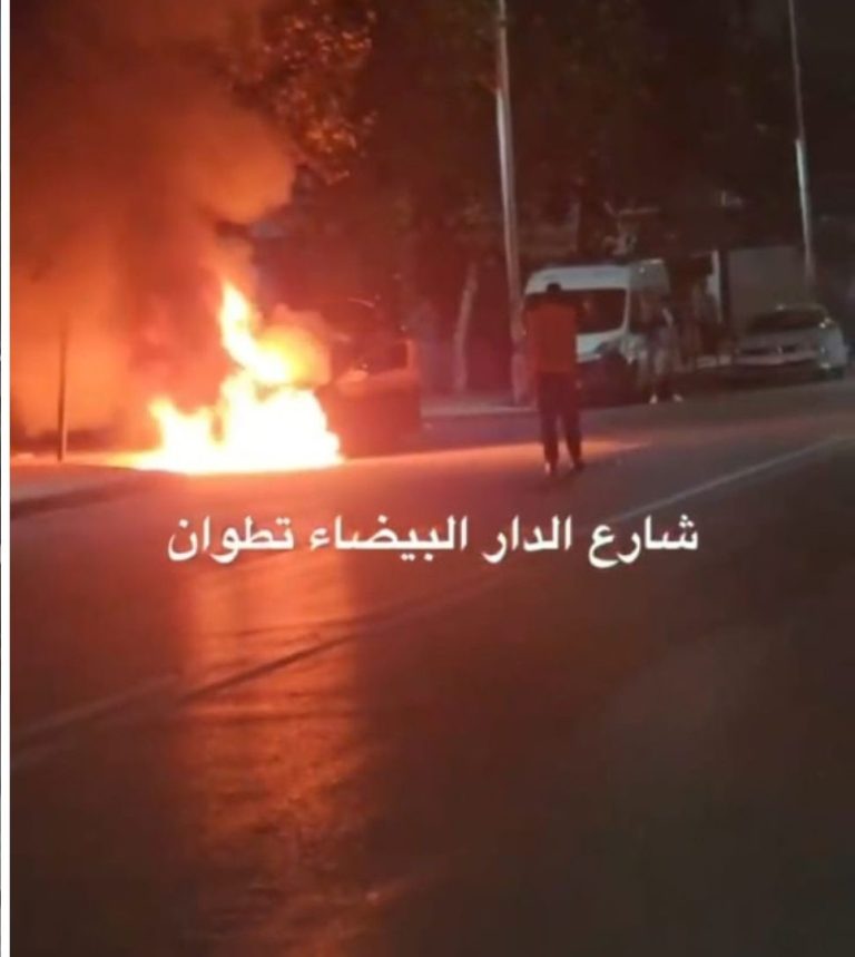 حريق داخل سيارة يثير الاستنفار بشارع الدار البيضاء بتطوان