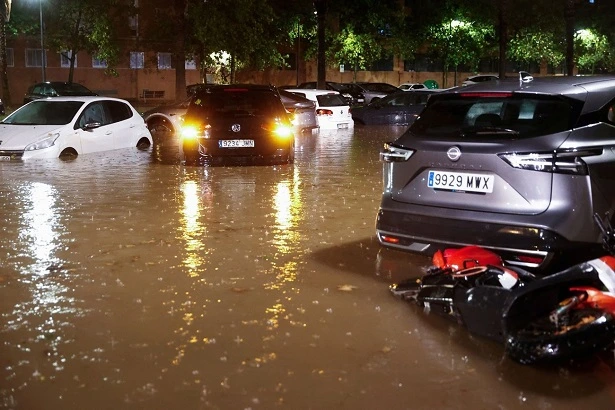 السيول تضرب إسبانيا.. وفاة شخص وتعطّل واسع لحركة النقل