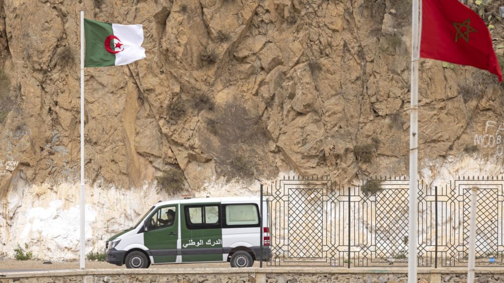 قضية الـ61 مغربيا بوهران.. مطالب بتقديم وسيط «الحراݣة» الجزائري أمام الإعلام والقضاء