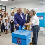 معسكر آيزنكوت ذو الأصول المغربية يتصدر استطلاعات نتائج الانتخابات الإسرائيلية