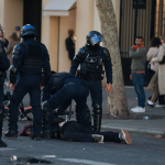 عبوة أمنية تبتر يد متظاهر في فرنسا.. وجدل واسع حول عنف الشرطة