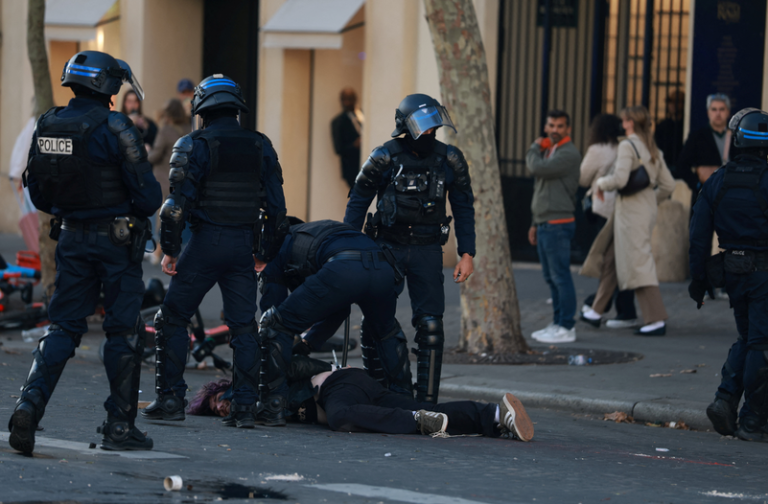 عبوة أمنية تبتر يد متظاهر في فرنسا.. وجدل واسع حول عنف الشرطة