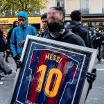 قميص ميسي الموقع يظهر وسط احتجاجات باريس ويشعل مواقع التواصل (فيديو)