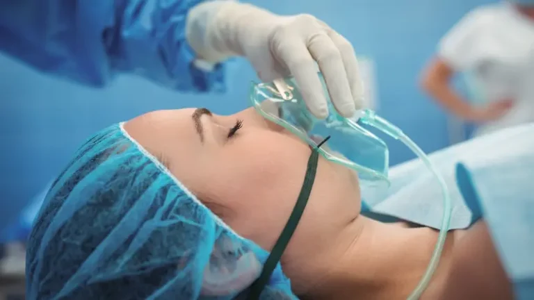 هل يسمع المريض الكلام أثناء تخديره؟ دراسة تكشف قدرة مدهشة للدماغ