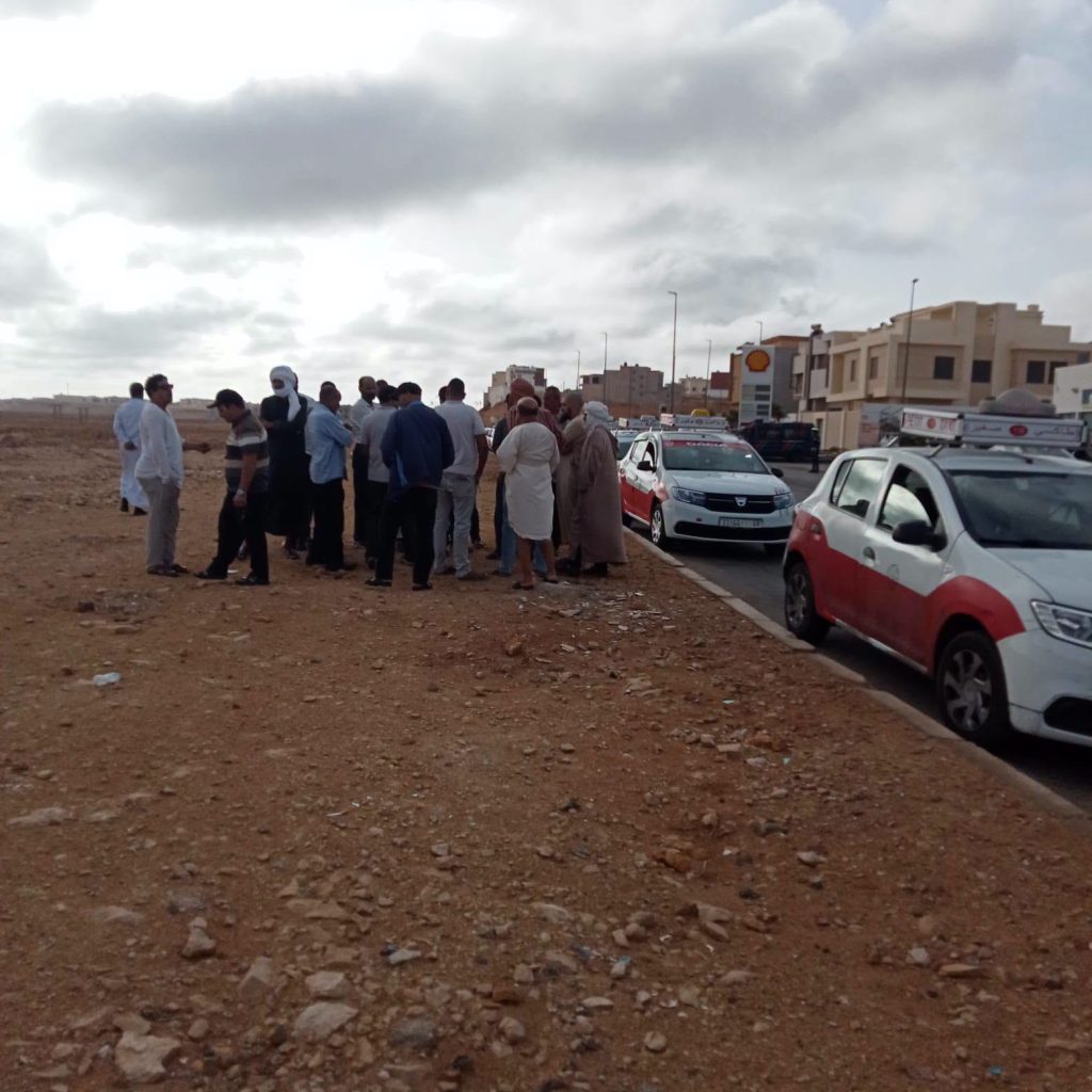 وقفة احتجاجية بالعيون.. سائقو الطاكسيات يطالبون بحلول لمشاكل القطاع