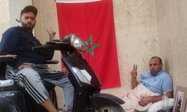 تازة.. حارس أمن يعتصم أمام المركز الصحي بواد أمليل احتجاجا على طرده من العمل