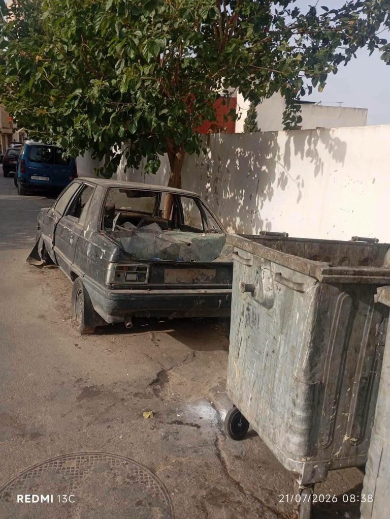تطوان.. سكان خندق الزربوح يطالبون بالتدخل لإزالة سيارة مهجورة