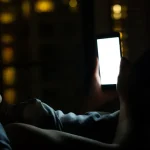 دراسة علمية تحذر من استخدام الشاشات قبل النوم