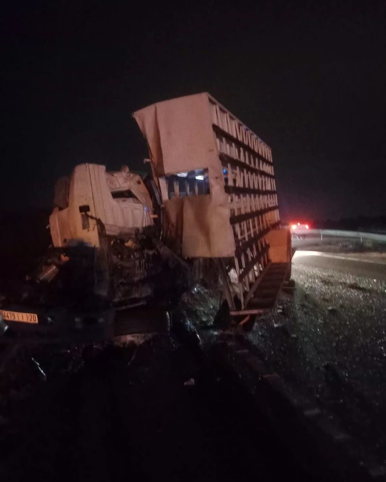 توقف شاحنة على الطريق ينتهي بحادث خطير ضواحي مدينة الرباط