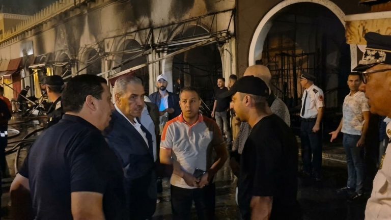حريق أسواق عبد الوهاب بوجدة.. زيارة ميدانية لوالي الجهة وتعليمات بحصر الخسائر