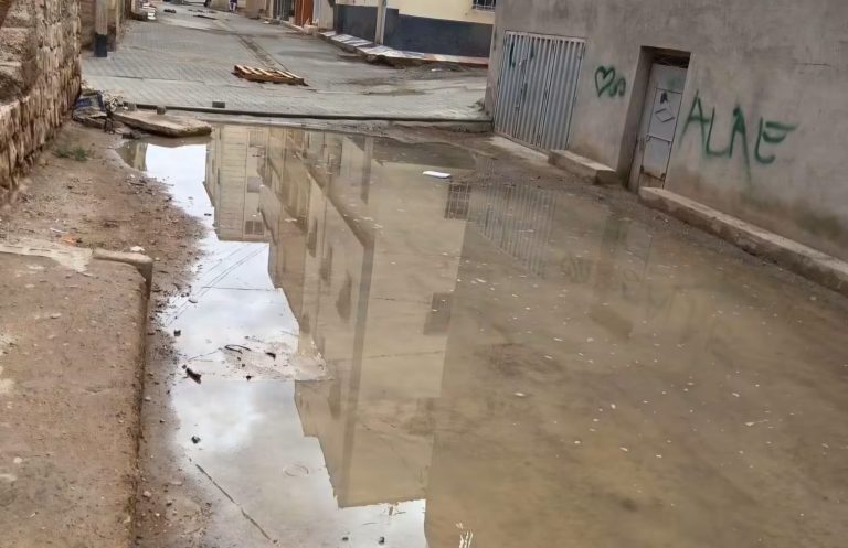 ميدلت.. الأمطار تكشف اختلالات في تصريف المياه وطرقات تتحول إلى برك وأوحال