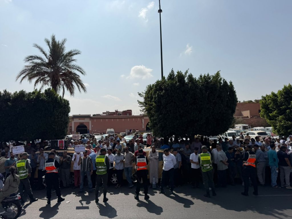 Rassemblement de protestation des taxis devant le siège de la wilaya de la région Marrakech-Safi 2 Rassemblement de protestation des taxis devant le siège de la wilaya de la région Marrakech-Safi