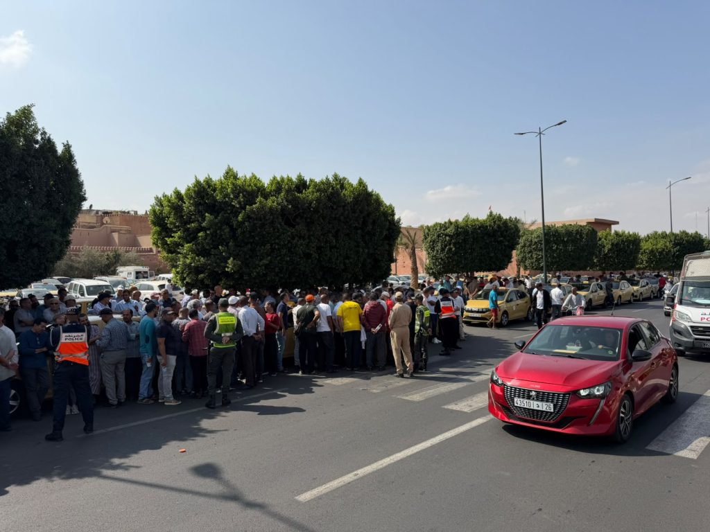 Rassemblement de protestation des taxis devant le siège de la wilaya de la région Marrakech-Safi 4 Rassemblement de protestation des taxis devant le siège de la wilaya de la région Marrakech-Safi