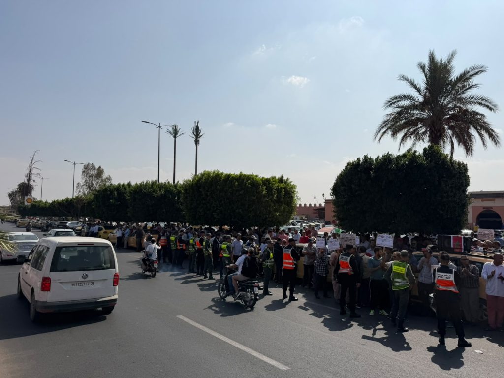 Rassemblement de protestation des taxis devant le siège de la wilaya de la région Marrakech-Safi 3 Rassemblement de protestation des taxis devant le siège de la wilaya de la région Marrakech-Safi