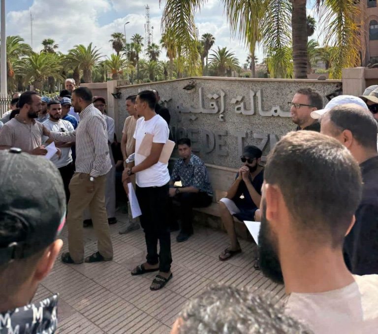 حريق المارشي أوبيهي يشرد التجار.. وقفة احتجاجية أمام عمالة تزنيت