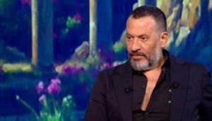 ماجد المصري يودّع حفيده الرضيع بعد أيام قليلة من ولادته - صورة