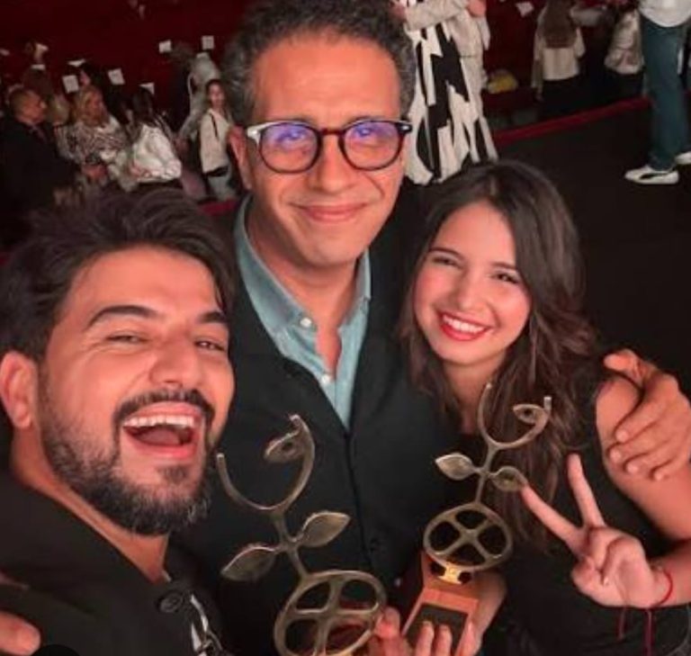 عمر لطفي يتوج بجائزة أفضل دور رجالي عن أدائه في فيلم «ميرا» بمهرجان تطوان - صور