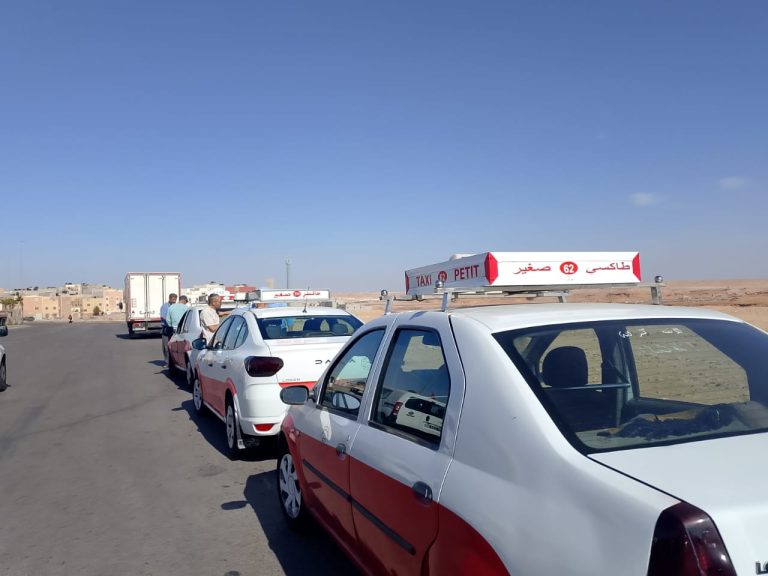 العيون.. مهنيو سيارات الأجرة يواصلون الاحتجاج ويحذرون من التصعيد