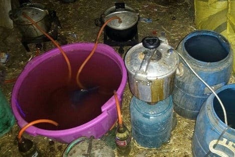 فاس.. مداهمة أمنية بأولاد الطيب تفكك مصنعاً سرياً لتقطير «ماء الحياة»