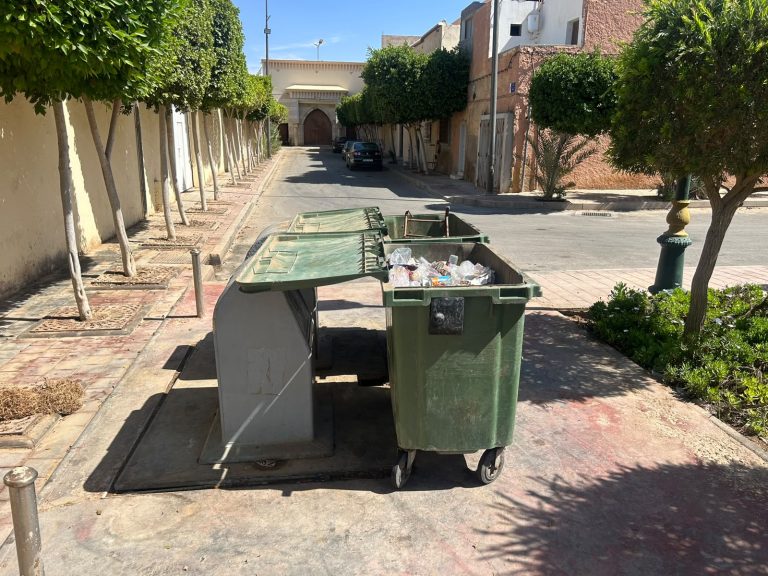 العيون.. تعطل حاويات الأزبال تحت الأرضية واستبدالها بالبلاستيكية يثير تساؤلات حول تدبير النظافة