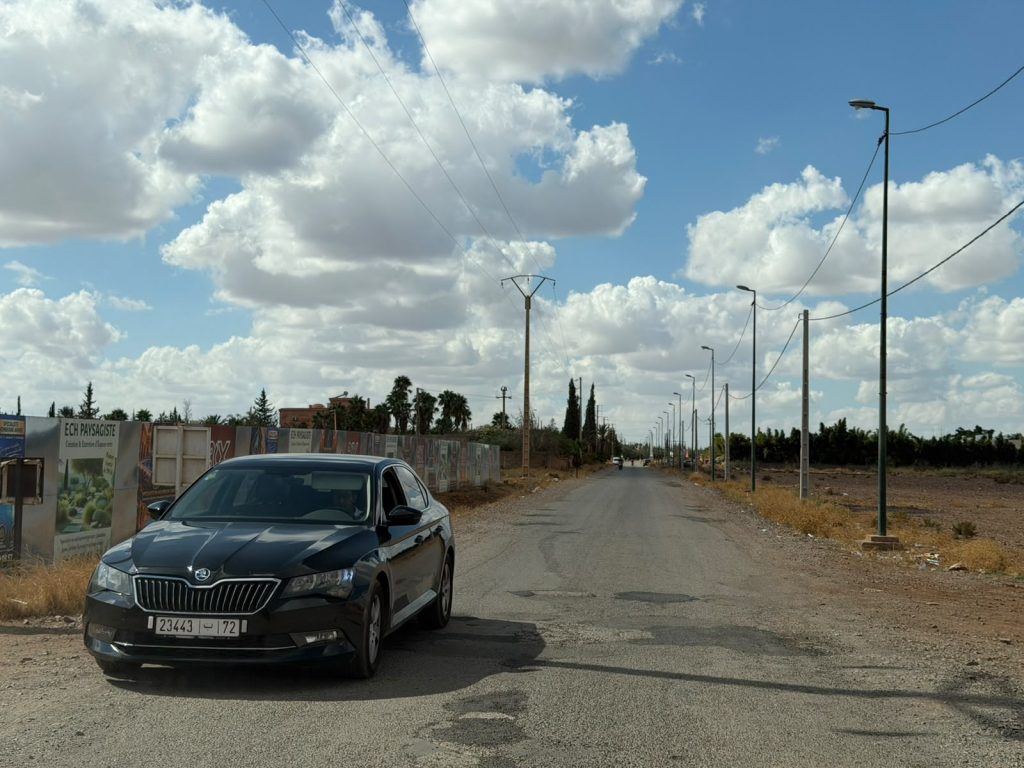 «طريق الموت» بتسلطانت.. جماعة غنية وطرق تغرق في الحفر والمطبات