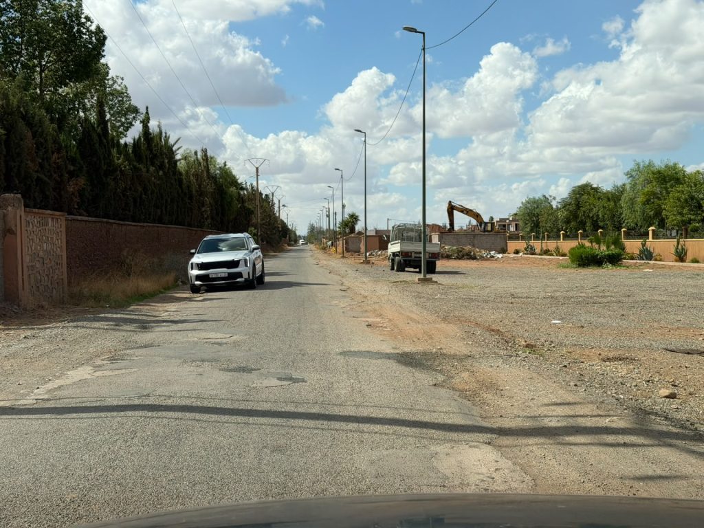 «طريق الموت» بتسلطانت.. جماعة غنية وطرق تغرق في الحفر والمطبات