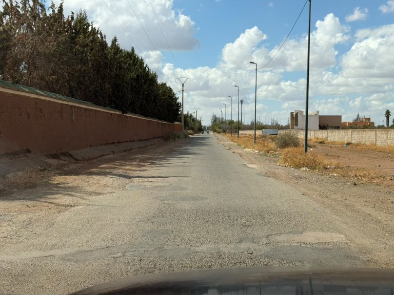 «طريق الموت» بتسلطانت.. جماعة غنية وطرق تغرق في الحفر والمطبات