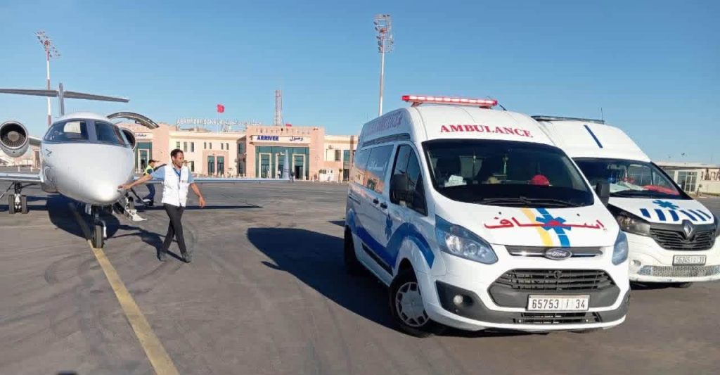 الداخلة.. الخطاط ينجا يتكفل بنقل شابين مصابين في حادثة سير إلى مراكش عبر طائرة طبية