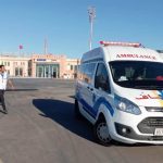 الداخلة.. الخطاط ينجا يتكفل بنقل شابين مصابين في حادثة سير إلى مراكش عبر طائرة طبية