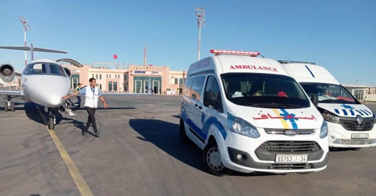 الداخلة.. الخطاط ينجا يتكفل بنقل شابين مصابين في حادثة سير إلى مراكش عبر طائرة طبية