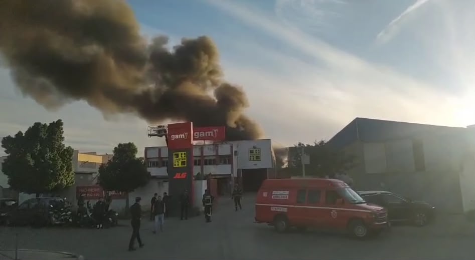 طنجة.. شرارة تلحيم يُشتبه في تسببها في حريق معمل للأثاث
