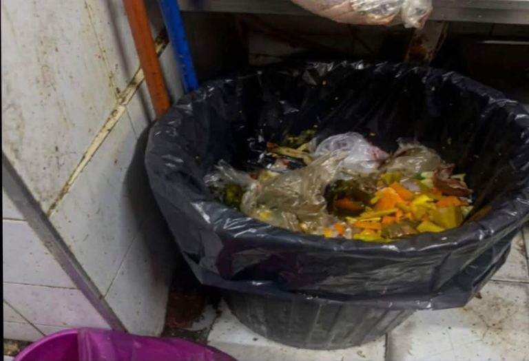 مراكش.. حجز مواد غذائية فاسدة داخل مطعم مشهور بساحة جامع الفنا - صور