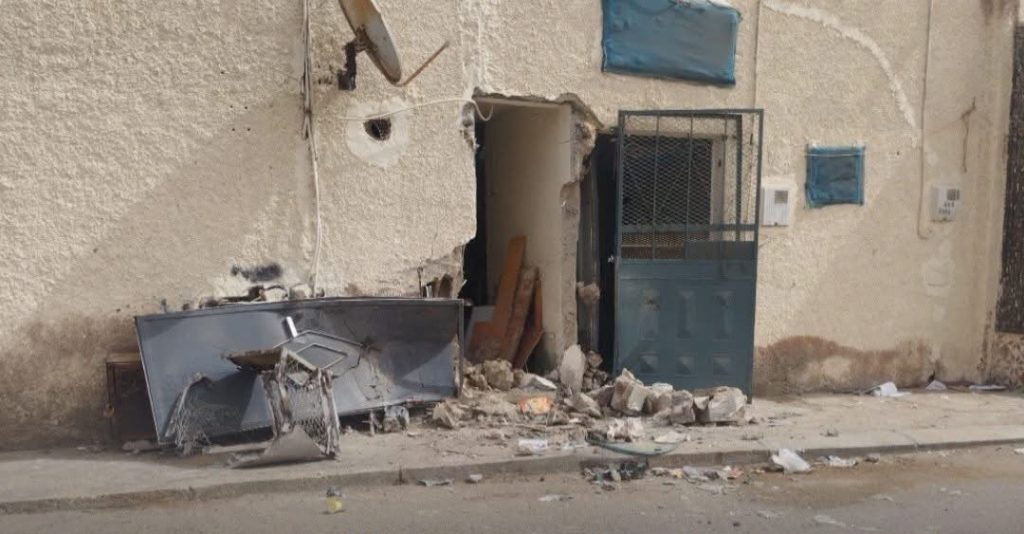 العيون.. مطاردة هوليودية بين سيارتين تنتهي باقتحام منزل ومواجهة عنيفة بالشارع العام