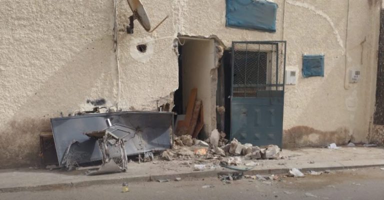 العيون.. مطاردة هوليودية بين سيارتين تنتهي باقتحام منزل ومواجهة عنيفة بالشارع العام