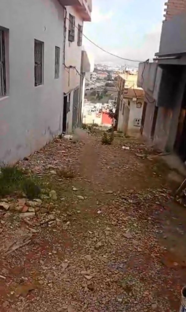 طنجة.. طريق مهترئة ببوبانة تفاقم معاناة الساكنة - صور 16 طنجة.. طريق مهترئة ببوبانة تفاقم معاناة الساكنة - صور