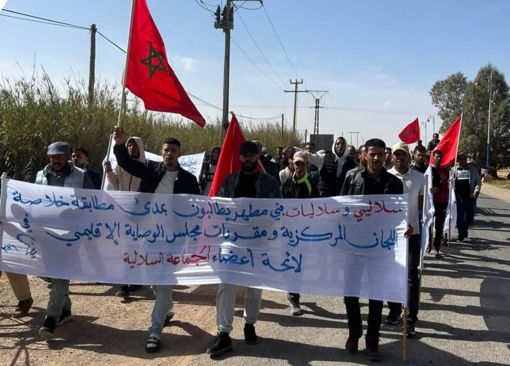 أراضي الجموع ببني مطهر .. سلاليون ينظمون مسيرة نحو عمالة جرادة للمطالبة بفتح الحوار