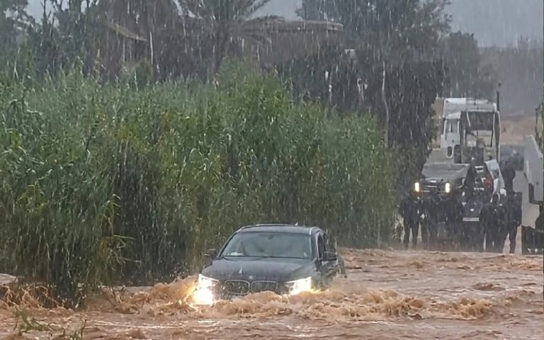 زاكورة.. السيول تجرف سيارة عامل منجمي وتودي بحياته
