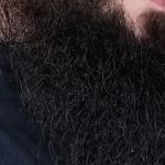 فيديو يشعل مواقع التواصل.. شخص ملتحٍ يعاتب طفلا بسبب لباس شقيقته