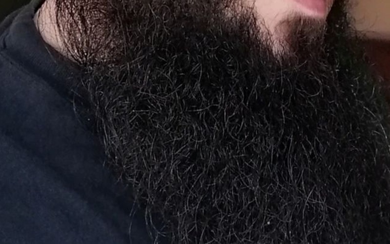 فيديو يشعل مواقع التواصل.. شخص ملتحٍ يعاتب طفلا بسبب لباس شقيقته
