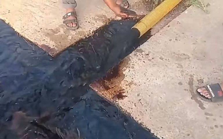 تارودانت.. سائل أسود برائحة النفط يظهر أثناء حفر بئر