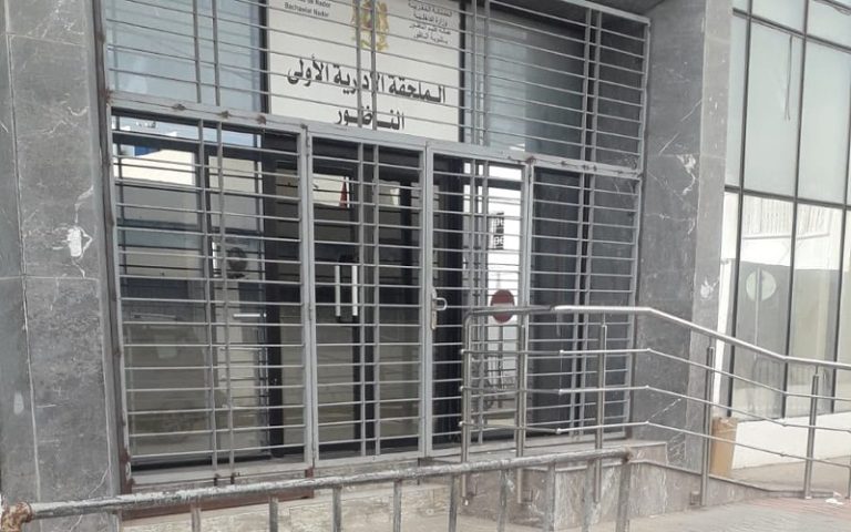 الناظور.. الحفر والأزبال تشوه وسط المدينة بالقرب من الملحقة الإدارية الأولى